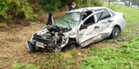 Выживших в жесткой аварии двух легковушек увезли на скорой: фото - КТВ-ЛУЧ