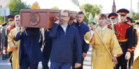 Александр Ведерников принял участие в крестном ходе с мощами святителей Иннокентия Иркутского и Спиридона Тримифунтского - Baikal24.Ru