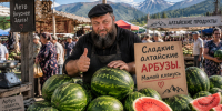 Мужчина продает арбузы / Фото: создано в нейросети ChatGPT - ИА Амител