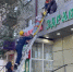В Кызыле спасатели эвакуировали упавшую с четвертого этажа девочкувидео - Комсомольская Правда