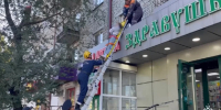 В Кызыле спасатели эвакуировали упавшую с четвертого этажа девочкувидео - Комсомольская Правда