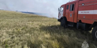 Спасатели ведут борьбу с ландшафтными пожарами в Орске - Орская Газета