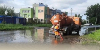 Комбинат благоустройства откачивает воду с затопленных участков дорог и дворовых территорий - Балаковские вести