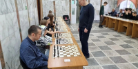 Шахматный мастер из Кемеровской области сыграл в Киселёвске на 30 досках - Городок