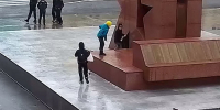 Памятник — не место для мусора - Город Дудинка