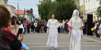 5 сентября улица Мира превратилась в подиум, где прошло дефиле, объединившее народные традиции - Allelets.Ru