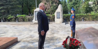 Глава КЧР Рашид Темрезов в День Республики возложил цветы к Вечному огню на Аллее Героев - Архыз 24