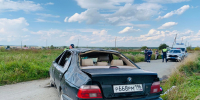 Водитель BMW погиб, перевернувшись на пустой дороге под Екатеринбургом - Фото 1 - JustMedia