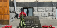 Сотрудники Управления почтили память жертв терроризма у мемориала Памяти жертв террористического акта на железнодорожном вокзале Волгограда - УФК по Волгоградской области