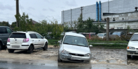 В Сызрани поплыла парковка, вместе с ней поплыли и машины - КТВ-ЛУЧ