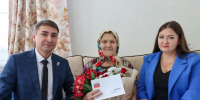 Секретарь местного отделения Ядринского округа Вячеслав Можаев поздравил с юбилеем Нину Макаровну Долгову - жительницу города Ядрина - Единая Россия