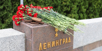 На Мамаевом кургане возложили цветы к стеле города-героя Ленинграда - Областная Дума