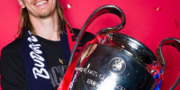 Матвей Сафонов с трофеем  | Источник: UEFA.com - 161.Ru