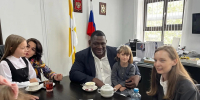 Легенды мирового спорта встретились с воспитанниками Изобильненского социально-реабилитационного центра на Ставрополье - Министерство труда и соцзащиты