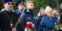 Дмитрий Ваньчков почтил память жертв блокады на Серафимовском кладбище - Neva.Today