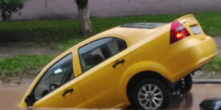 (видео) «Вынырнул из окна». В Новокуйбышевске автомобиль провалился под землю - TltGorod.Ru