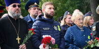 Дмитрий Ваньчков почтил память жертв блокады на Серафимовском кладбище - Neva.Today