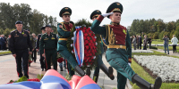 На Пискаревском мемориальном кладбище почтили память жертв блокады Ленинграда - Законодательное собрание ЛО