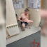 «Его зовут муравей-панда, он убийца коров!»: голый энтомолог устроил перформанс в банке Москвы - Neva.Today