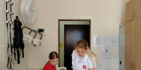 Волонтеры-медики провели мастер-класс по уходу за тяжелобольными пациентами - Брянская Учительская газета