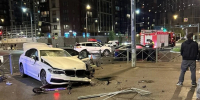 BMW пробила ограждение и вылетела на тротуар на улице Авиаконструкторов - Комсомольская правда