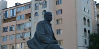 В Махачкале прошла церемония возложения цветов к памятникам Магомедали Магомедову и Расулу Гамзатову - Министерство по национальной политике и делам религий