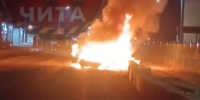 Автомобиль сгорел дотла после столкновения с бетонным блоком под Читой - Забайкальский рабочий