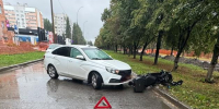 В Тольятти госпитализировали водителя и пассажира мопеда после столкновения с Lada Vesta - Волга Ньюс