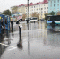 люди стоят в остановочном павильоне - ИА Nord-News.Ru