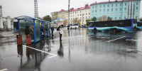 люди стоят в остановочном павильоне - ИА Nord-News.Ru
