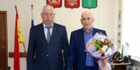 Глава района Александр Головков поздравил с 70-летним юбилеем Ивана Сокрюкина. - Бутурлиновский район