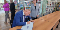 Иван Сухарев передал книгу о жизни Владимира Жириновского в Благовещенск - ЛДПР
