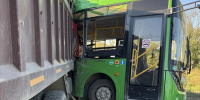 Появились новые фото с места ДТП с пассажирским автобусом и самосвалом на Сахалине - Sakhpress.Ru