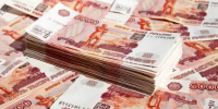 Стопка российских банкнот номиналом 5000 рублей на россыпи купюр - 168.Ru