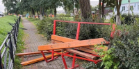 В сквере Рассказово в результате ДТП разрушены ограждение, скамейка и урна - Комсомольская Правда