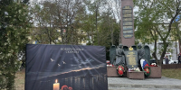 Новороссийск скорбит: В сквере имени А.Н. Рыбнева организован стихийный мемориал - Город-герой Новороcсийск