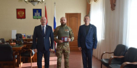 В Орле Музалевский вручил медаль бойцу с позывным «Сом» - OrelTimes.Ru