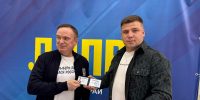 Олег Постников вручил партийный билет бойцу СВО - ЛДПР