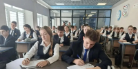 В светлом классе ученики в школьной форме сосредоточенно выполняют письменную работу. - Министерство образования и науки