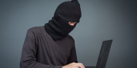 thieves-hold-credit-cards-using-laptop-computer-password-hacking-activities_1.jpg - GorodnaBire.Ru