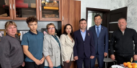Айсен Николаев Өлүөхүмэҕэ РФ Дьоруойа Виктор Софронов дьиэ кэргэнигэр сырытта - Правительство Республики Саха (Якутия)