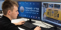 Молодой человек за рабочим местом в компьютерном классе: он сосредоточенно смотрит на два монитора и работает с клавиатурой и мышью, Изображение. - Правительство Челябинской области