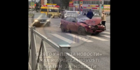 Легковушка вылетела на тротуар после ДТП на Окружной - Stolica58.Ru
