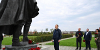 Губернатор Ленобласти возложил цветы к мемориалу «Молитва перед боем» в Тосненском районе - Online47.Ru