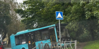 Лазурный автобус врезался в забор в Ломоносове - Комсомольская правда