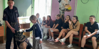 девочка гладит собаку - ЦГБ г. Мичуринска
