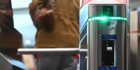 Прощай, жетон: в казанском метро тестируют оплату проезда по QR-коду - Комсомольская правда Казань
