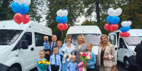Многодетная семья из Красносельского района получила ключи от микроавтобуса в Смольном - Красносельский район