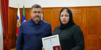 Фёдор Щукин вручил вдове Героя России орден «За заслуги перед Республикой Дагестан» - Дагестанская правда