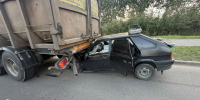 В Череповце ВАЗ столкнулся с припаркованным грузовиком Volvo: пострадали водитель и 7-летний ребенок - OnlineVologda.Ru